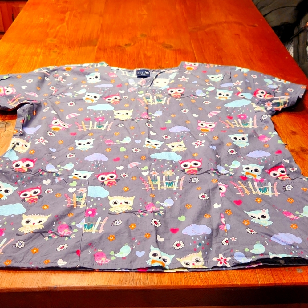 Zoe & Chloe Scrub Top Size M